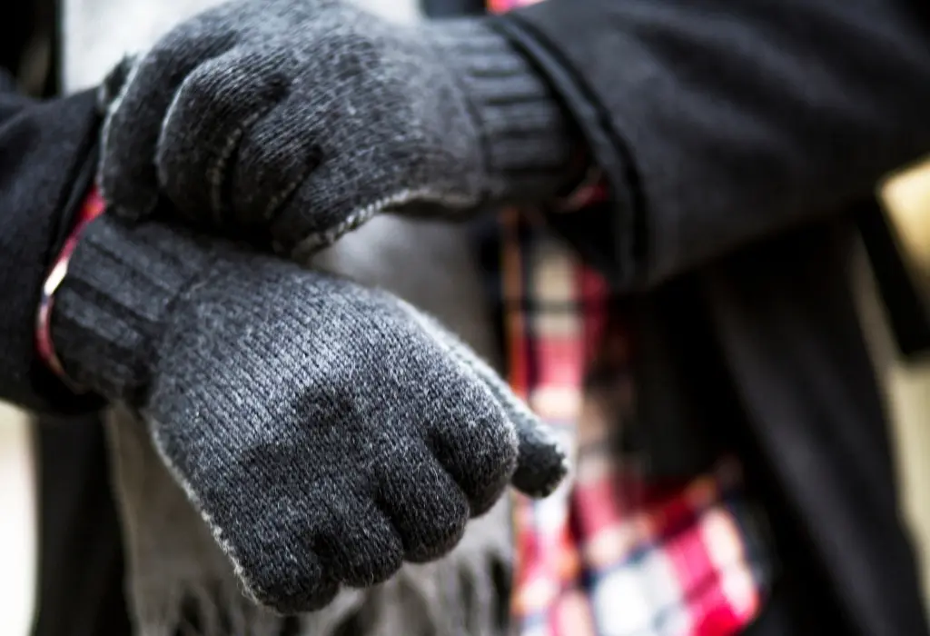 Khi nói đến găng tay nam, có hai loại chính: loại bao phủ toàn bộ bàn tay của bạn và loại chỉ che một phần của bàn tay (không ngón)