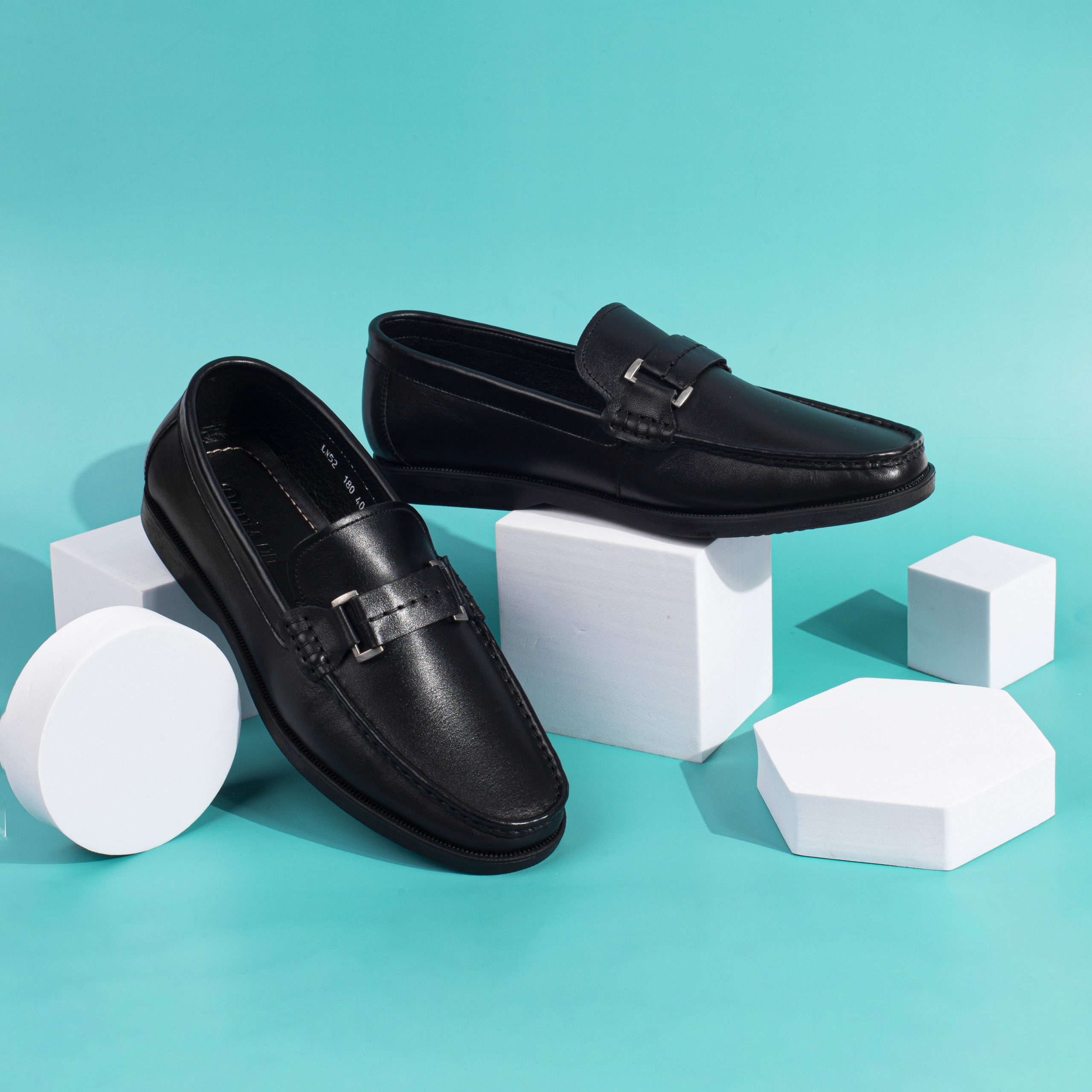 Đi thử cẩn thận trước khi mua giày