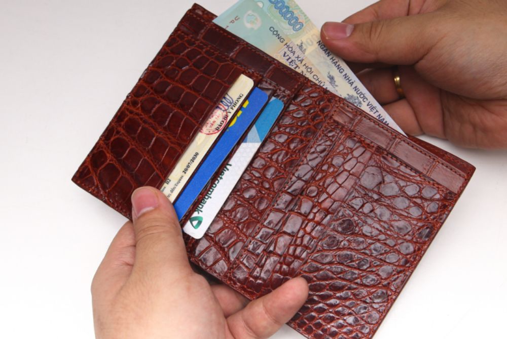 Hình ảnh phông trắng sản phẩm ví da cá sấu 2 mặt