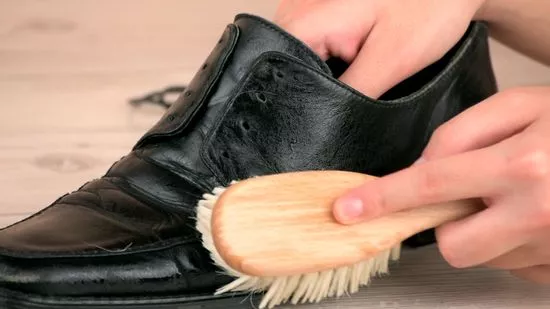 Loại bỏ các vết trầy xước và vết bẩn cứng đầu bằng chất tẩy da và bàn chải mềm