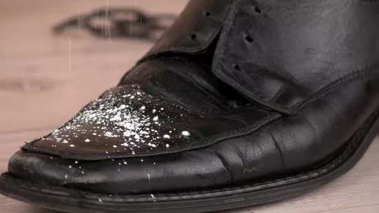 Rắc bột talc lên vết dầu mỡ để thấm chúng