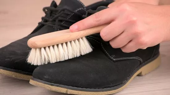 Chải giày da lộn của bạn bằng bàn chải da lộn đặc biệt