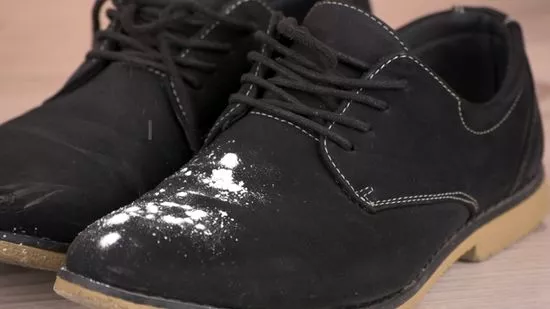 Loại bỏ cặn nhờn bằng cách ngâm chúng trong bột ngô