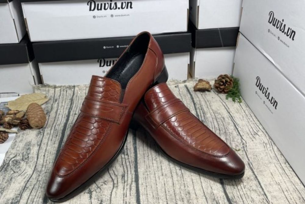 Thiết kế dạng giày loafer nam với hoá tiết vảy rồng