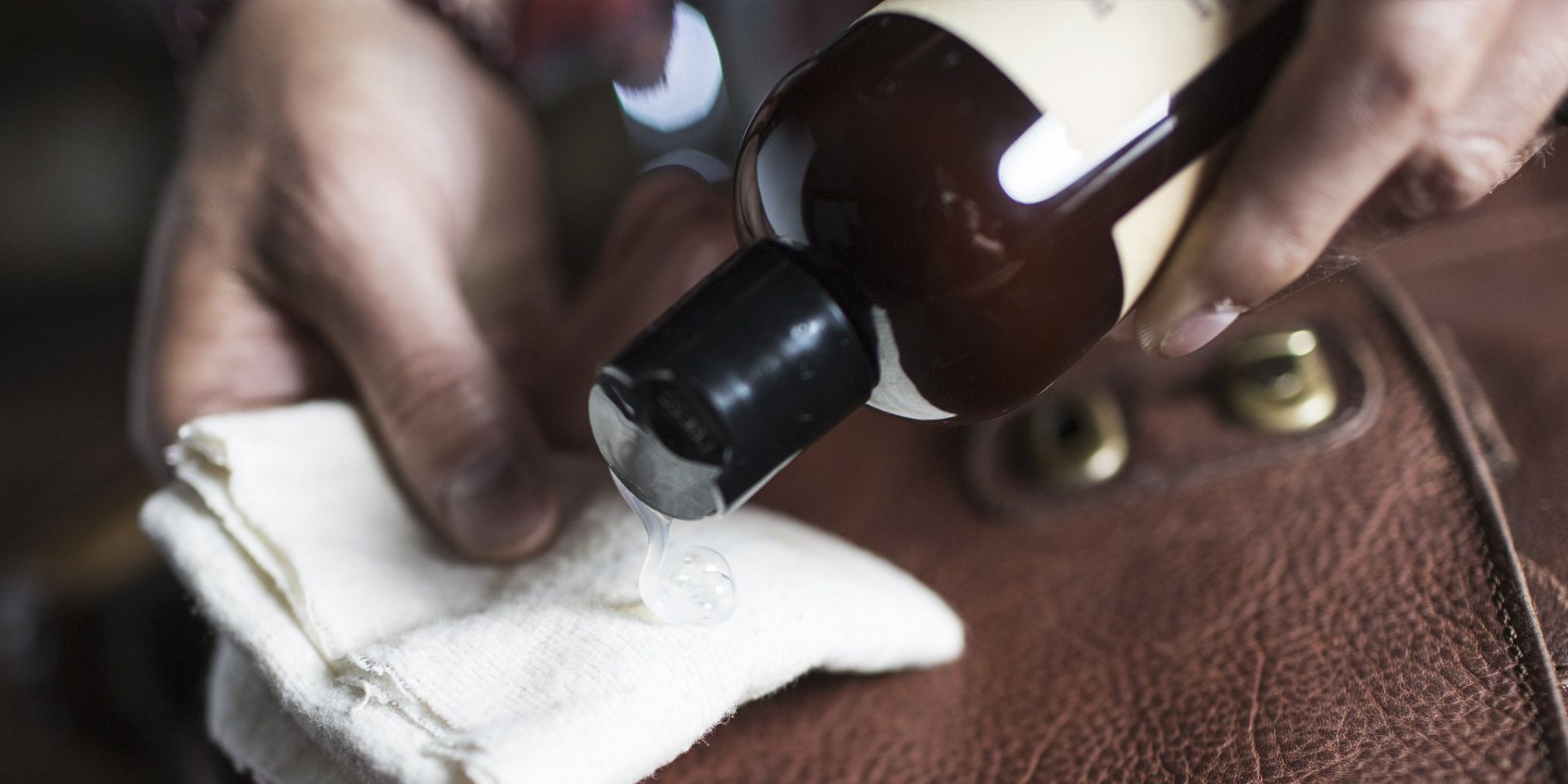 Dưỡng da túi thường xuyên để da mềm hơn