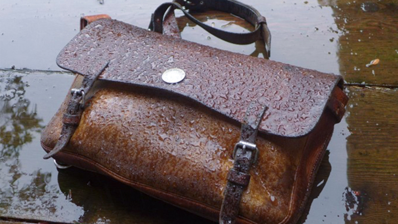 Không nên để túi xách da của bạn dưới trời mưa