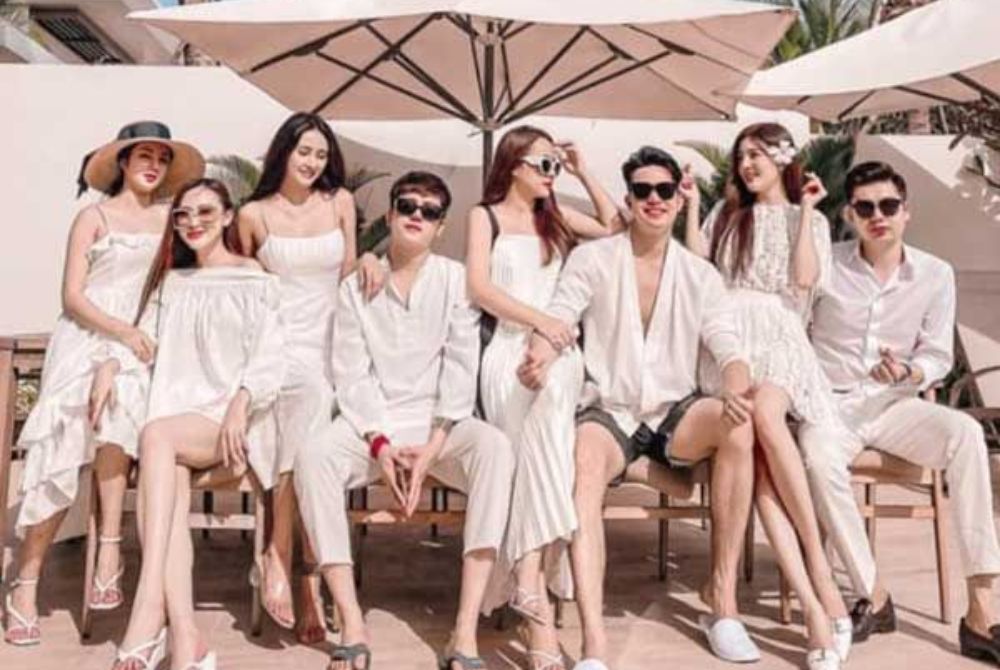 Dress code dự tiệc có vai trò quan trọng nhằm tạo ấn tượng và thể hiện phong cách cá nhân của mỗi người