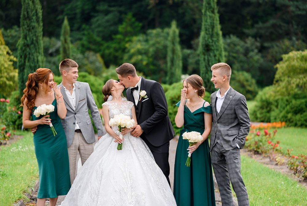 Tránh những trang phục quá hở hang