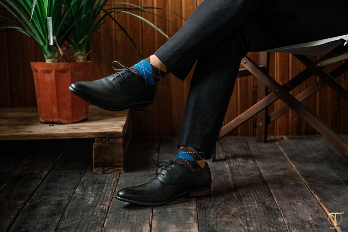 Giày derby buộc dây phối quần tây nâu và tất caro phong cách