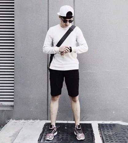 Quần ngố, áo sweater mix cùng túi da đeo chéo cực cool