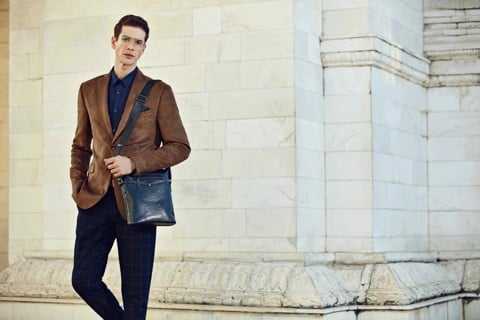 Mix túi nam đeo chéo với áo blazer và quần tây