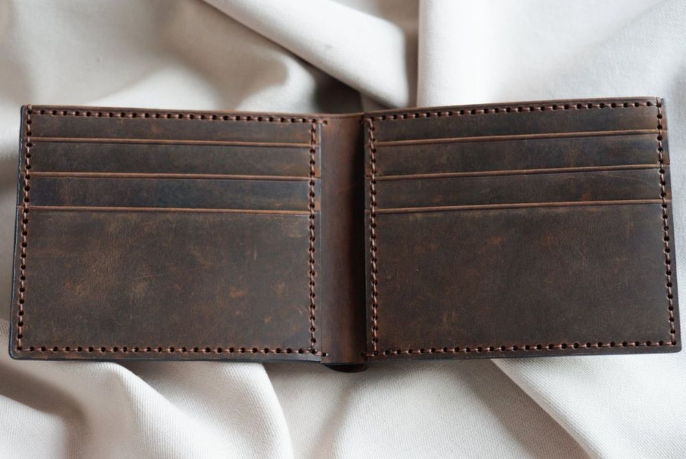 Ví da nam dạng ngang thường được thiết kế đơn giản, thanh lịch