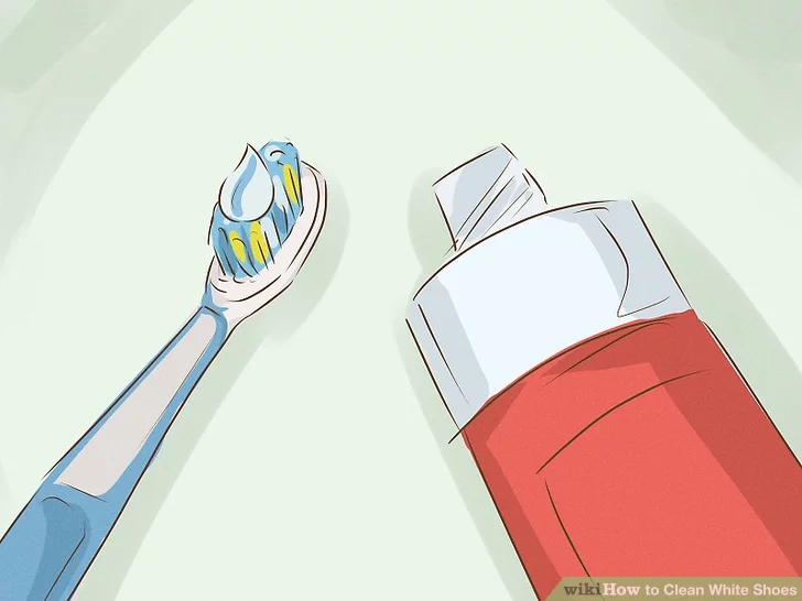 Chà một miếng kem đánh răng cỡ hạt đậu vào giày bằng bàn chải đánh răng