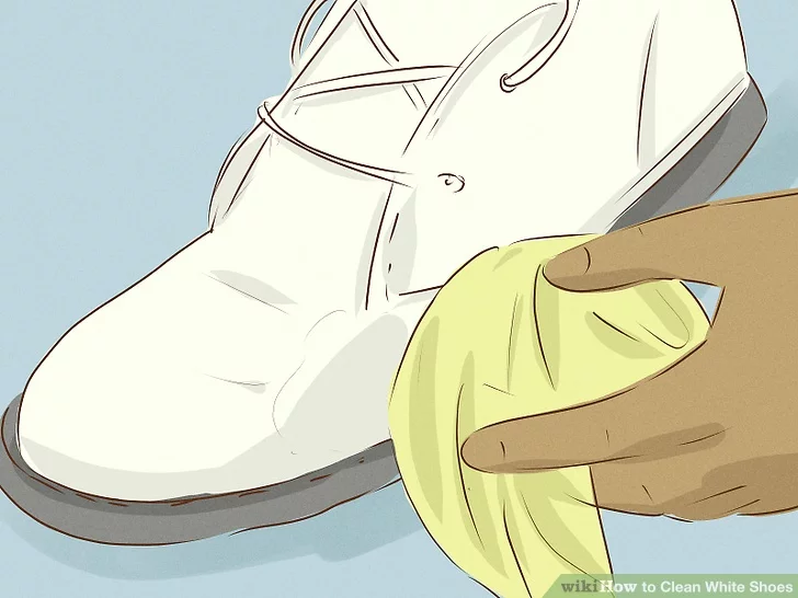 Lau sạch kem đánh răng và bụi bẩn bằng khăn ướt