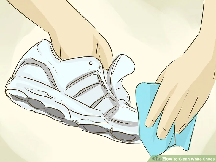 Vỗ nhẹ nước thừa bằng khăn