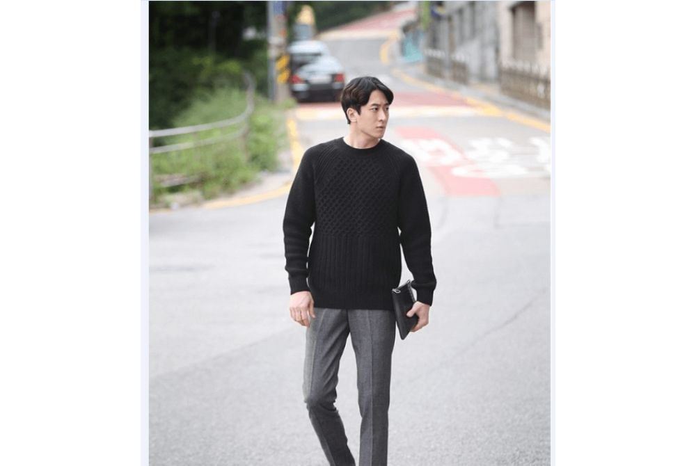 Phối áo len và quần âu là cách mix&match trang phục