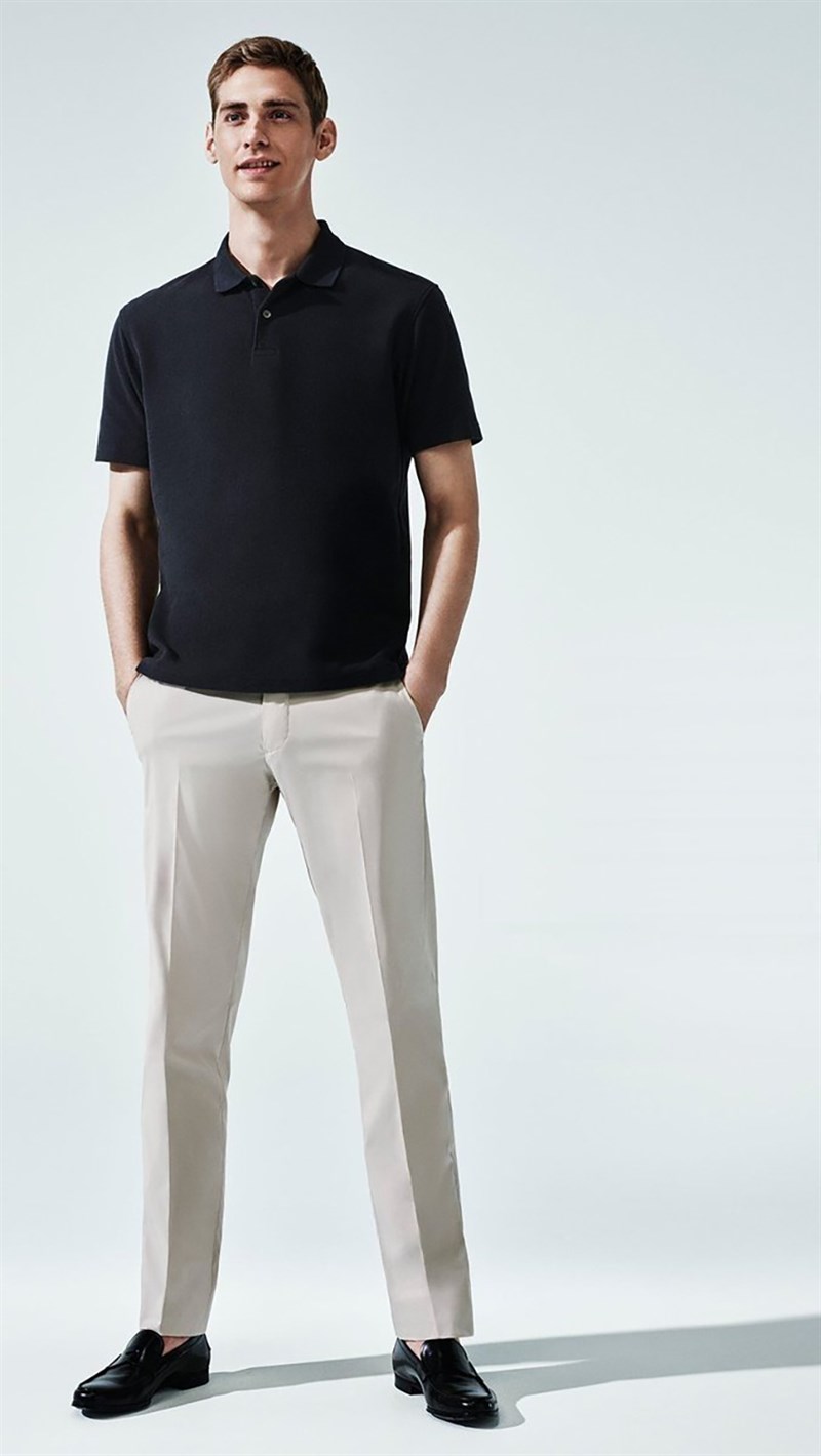 Trang phục đơn giản nhưng không kém phần sang trọng và thanh lịch