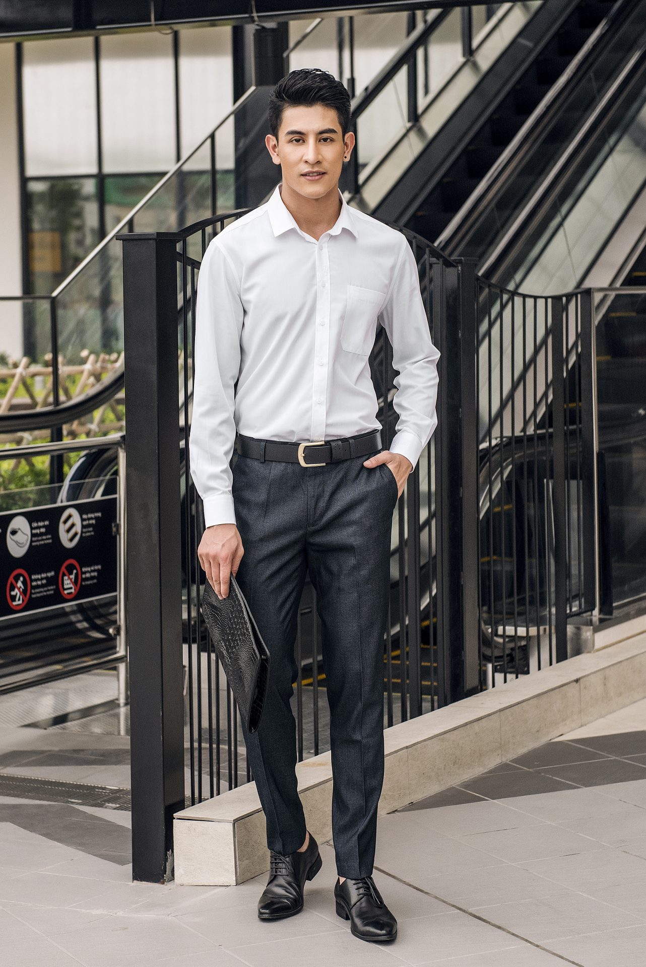 Trang phục đơn giản nhưng không kém phần sang trọng và chuyên nghiệp