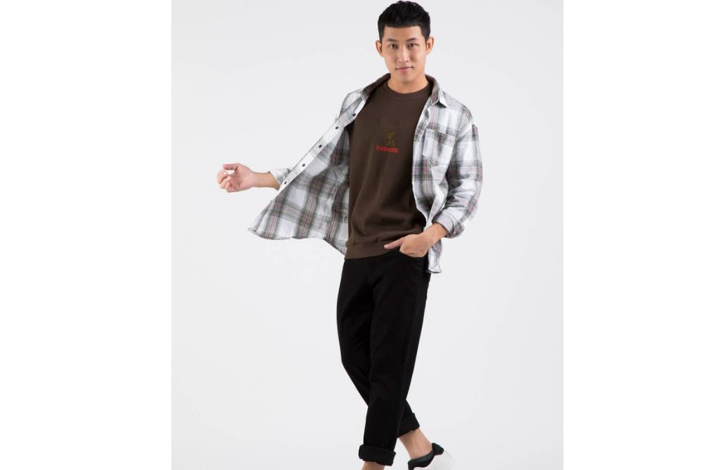 Phối áo sơ mi form rộng với quần Baggy trẻ trung, năng động
