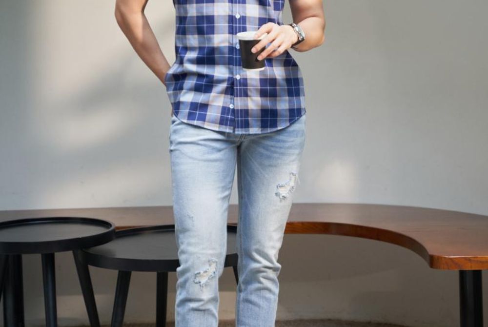 Phối đồ áo sơ mi nam và quần Jeans đem đến sự trẻ trung, lịch lãm và ấn tượng