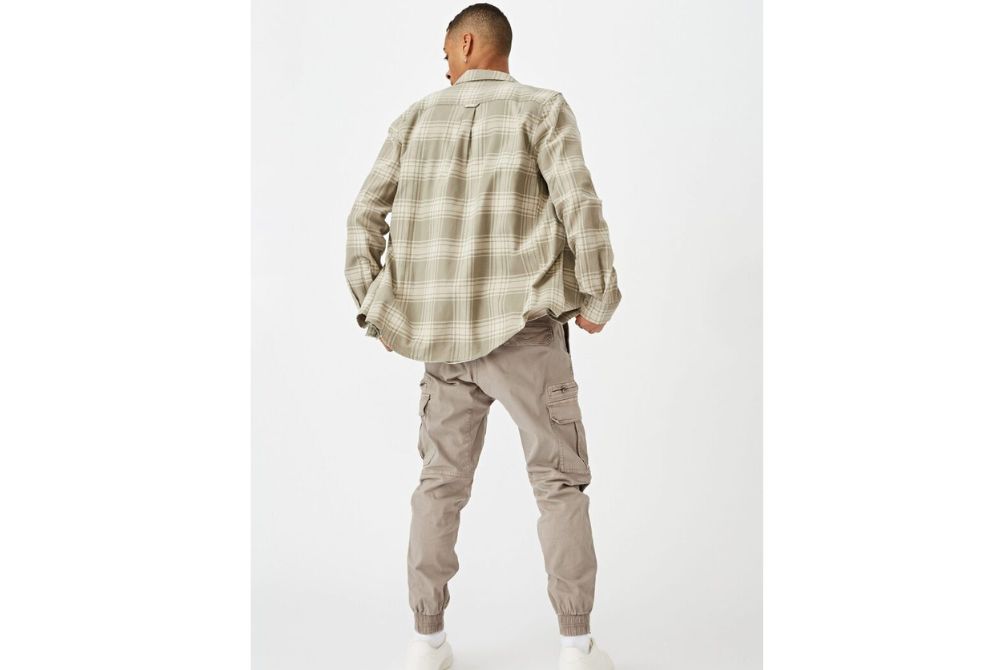 Phối áo sơ mi form rộng nam với quần baggy đem đến vẻ ngoài nam tính