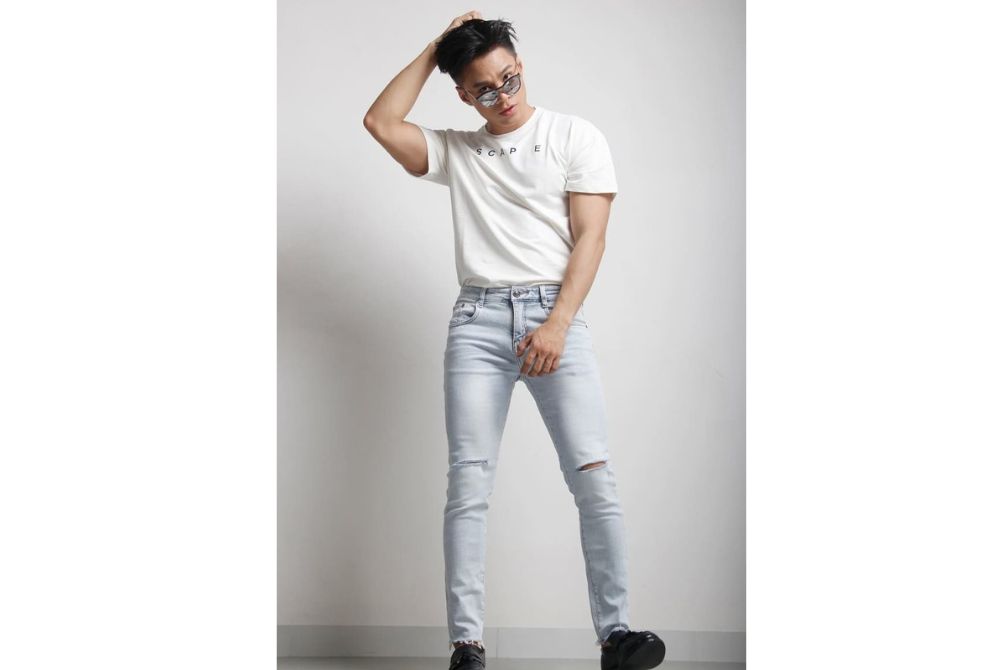 Áo thun và quần jean