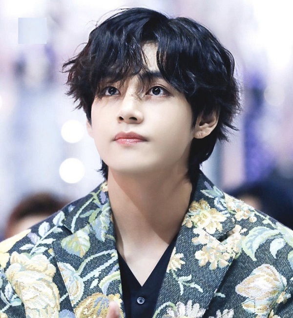 Tóc mullet của V được cho là phù hợp với khuôn mặt điển hình của các chàng trai Việt Nam.