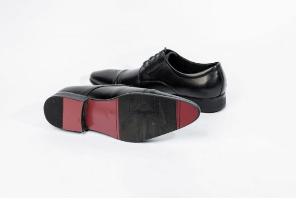 Giày làm từ Chất liệu da bò nhập khẩu 100% với quy trình xử lý hiện đại, đạt tiêu chuẩn Châu Âu