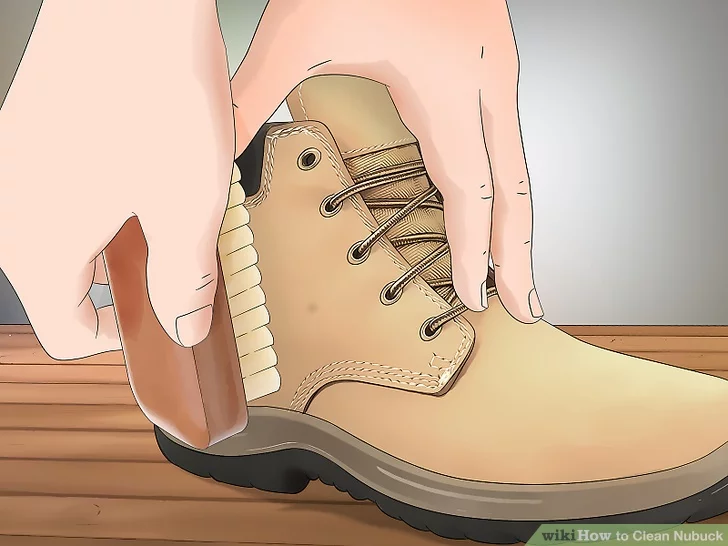 Dùng bàn chải loại bỏ cặn (Nguồn: Internet)