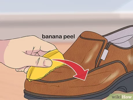 Dùng vỏ chuối để làm sạch bề mặt giày da bò