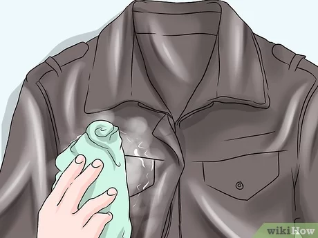 Dùng khăn làm sạch xà phòng