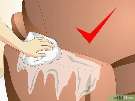 Dùng khăn lau sạch vết dung dịch trên da