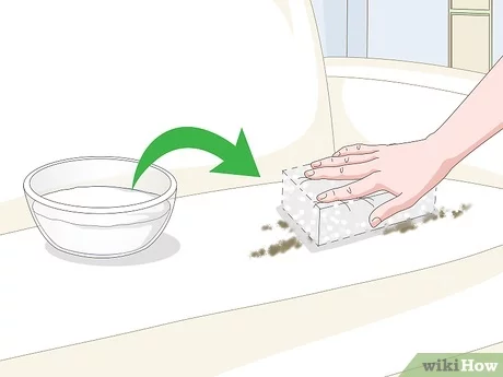 Nhúng miếng vải vào nước ấm và lau bề mặt da