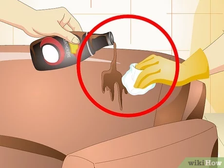 Dùng miếng vải thoa chất tạo màu lên da