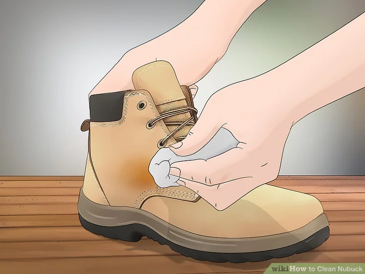 Dùng vải nubuck lau chùi vết bẩn (Nguồn: Internet)