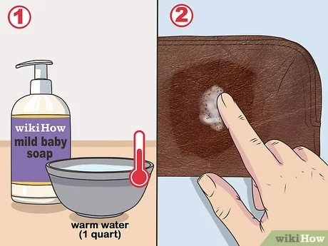 Dùng xà phòng dịu nhẹ để làm sạch ví da