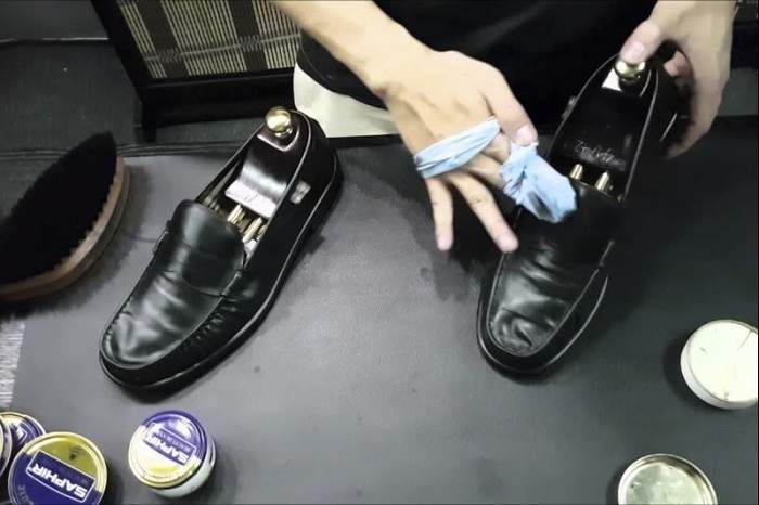 Đánh bóng giày da