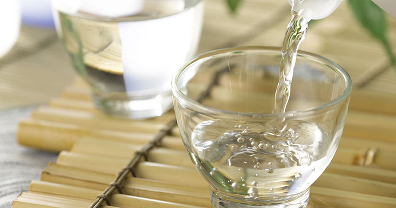 Dùng giấm ăn làm sạch ví da bị mốc