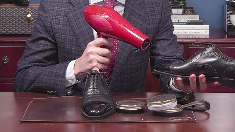 Phục hồi giày da nhăn bằng máy sấy tóc