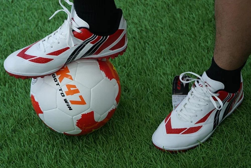 Form giày ôm chân sẽ giúp tăng cảm giác bóng, thật chân, tăng lực sút bóng