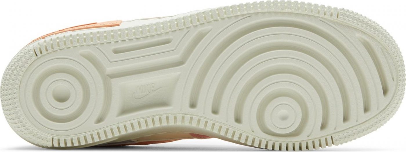 Giày với phần đế giữa được làm phóng đại