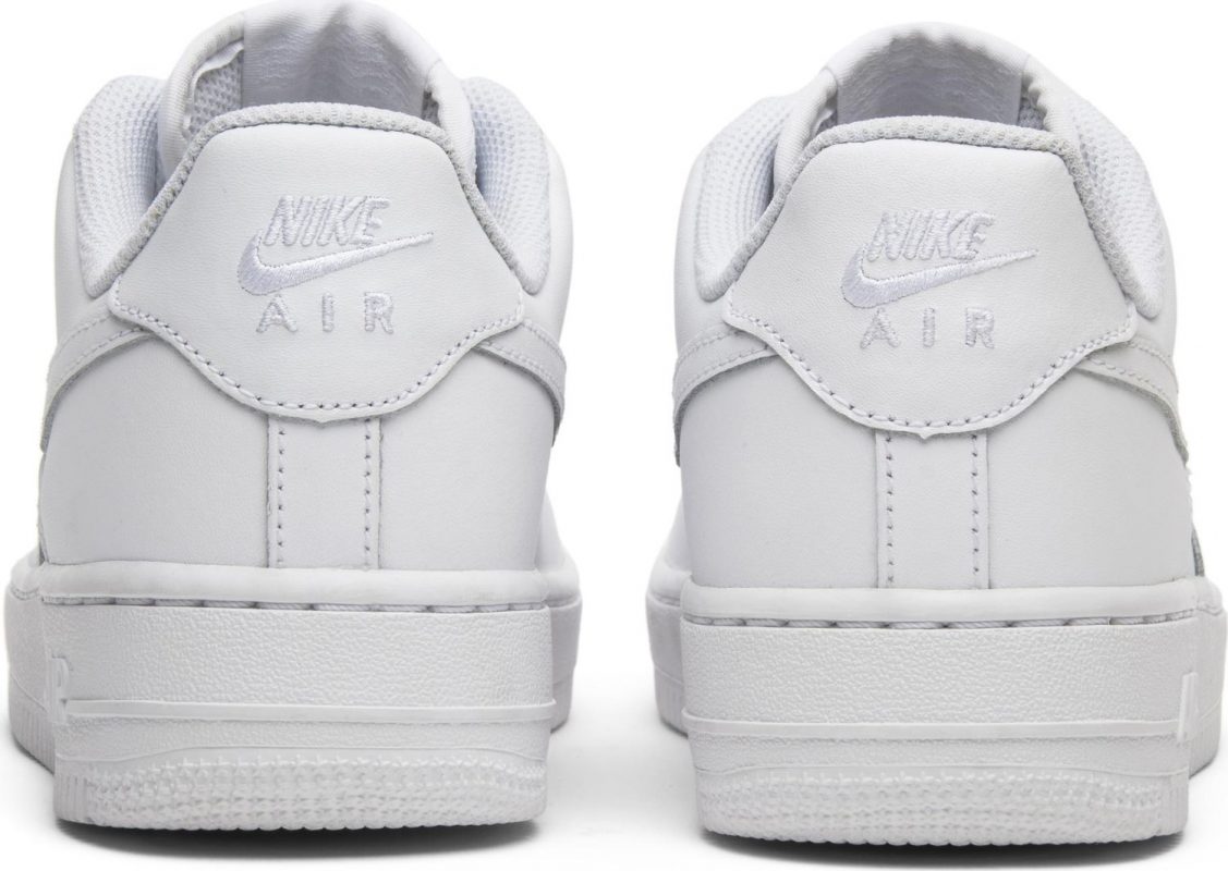 Logo The Swoosh xuất hiện ở mặt bên và gót giày Air Force 1 Low GS ‘White’