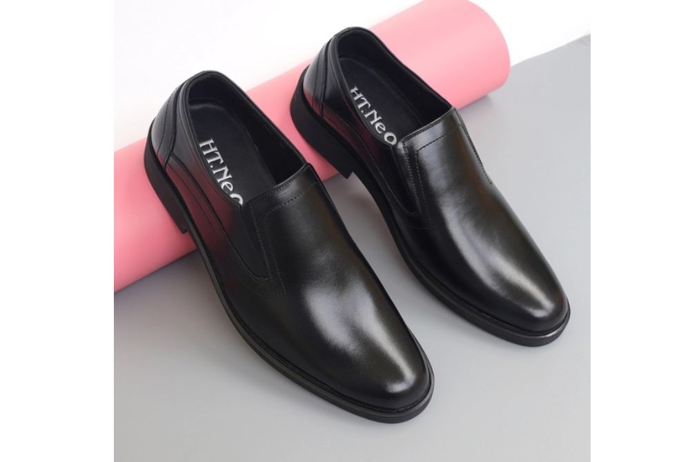 Giày lười nam mũi nhọn được làm từ chất liệu da cao cấp tạo sự nghiêm túc, chuyên nghiệp cho các quý ông nhưng vẫn không làm mất đi cá tính riêng
