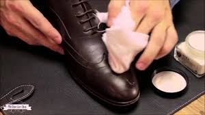 Mốc thường thấy ở hầu hết các loại da như: da bò, da cừu, da heo, da lộn, da trơn… trong đó phần lớn mốc phát triển trên những đường khâu nối, dây giày hoặc mũi giày.