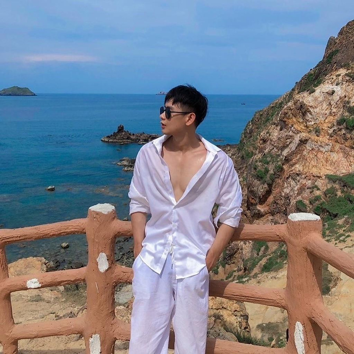 Nếu bạn là một chàng trai yêu thích sự lãng tử thì không thể bỏ qua set đồ đi biển cho nam phối cùng áo sơ mi và quần trắng