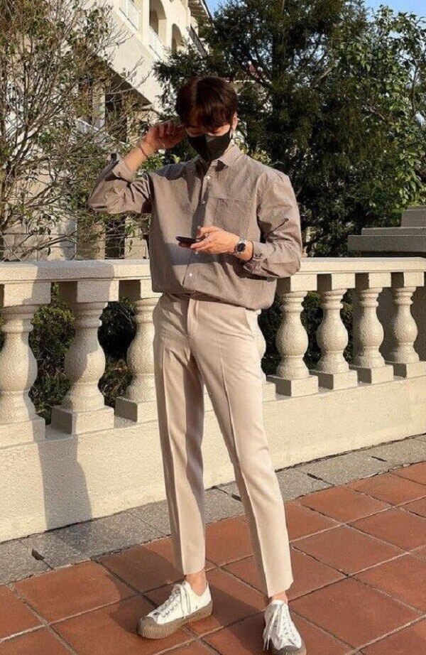 Quần cắt thẳng kết hợp với áo sơ mi ngoại cỡ