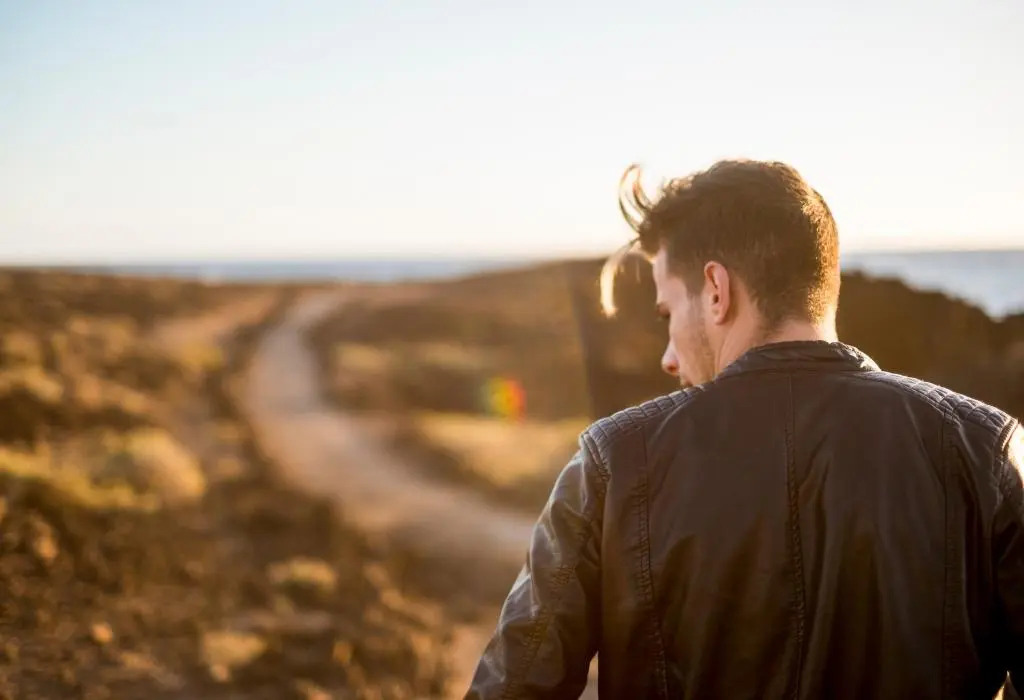 Không phải ngẫu nhiên mà rất nhiều chàng trai nghĩ rằng áo khoác da chỉ nên được mặc bởi những người đàn ông trẻ tuổi