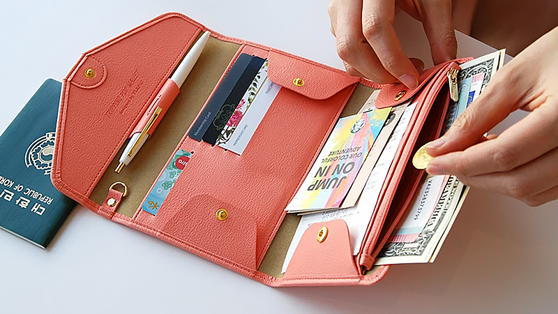 Để tiền ở tất cả các ngăn có trong ví tiền nam