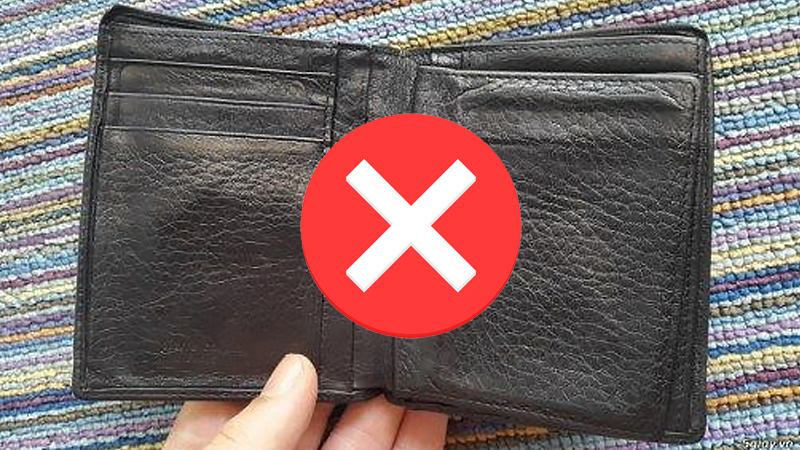 Không mang ví cũ đi cho người khác