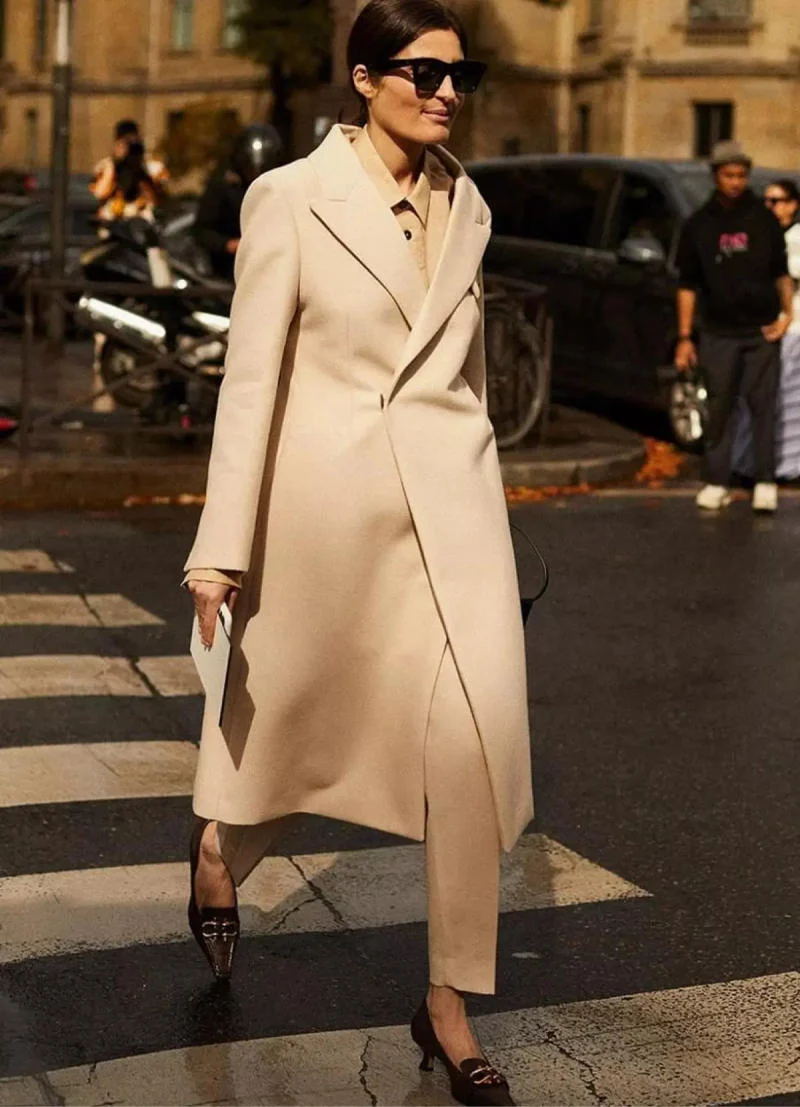 Phối đồ minimalism cùng áo măng tô cho nữ